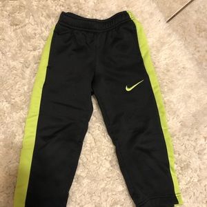 Boys Nike therma-fit pants